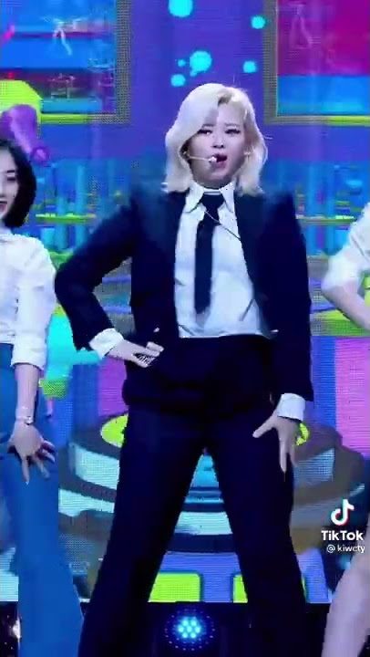 Jeongyeon Fancam scientist #jeongyeon #scientist #twice #viralvideo #twicescientist