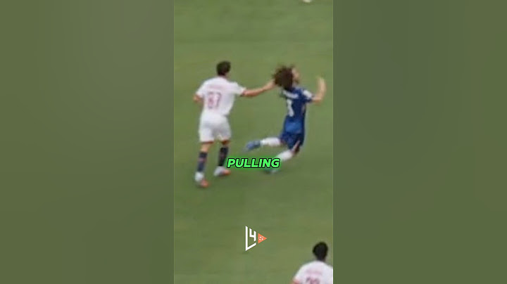 João Neves recibe tarjeta roja por tirarle el pelo a Marc Cucurella