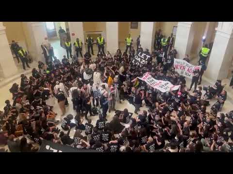 В здание Капитолия США прорвались протестующие