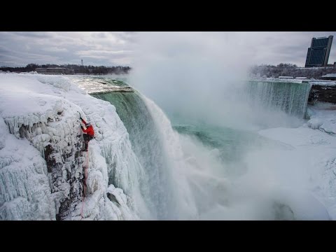 Wideo: Cyklon Bomb Zamienił Wodospad Niagara W Krainę Czarów