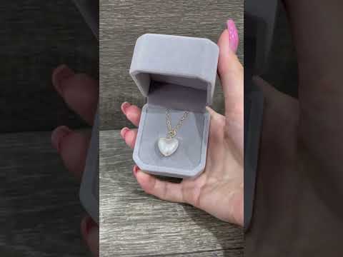 Кулон "Сердечко чисте з перлів" на сріблястому ланцюжку в оксамитовій коробочці на подарунок дівчині, видео 1