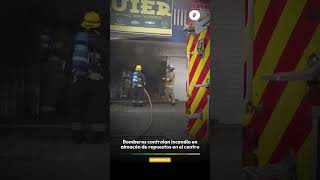 Bomberos controlan incendio en almacén de repuestos en el centro de Barranquilla