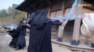 El misterioso asesino tiene profundas artes marciales, pero es dominado por un chico de kung fu con