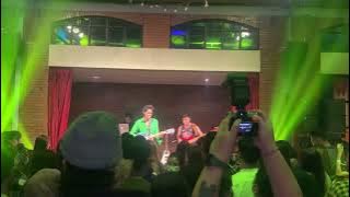 Oslo Ibrahim - Dance The Night Away (Live)