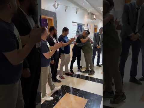 لحظة مؤثرة معلمون يودعون مديرهم في آخر يوم دوام له بالعمل معهم د حسن النجار المدير الاكاديمي
