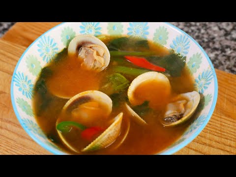 Soybean paste soup with Spinach and Clams (Sigeumchi-jogae doenjangguk: 시금치조개 된장국)