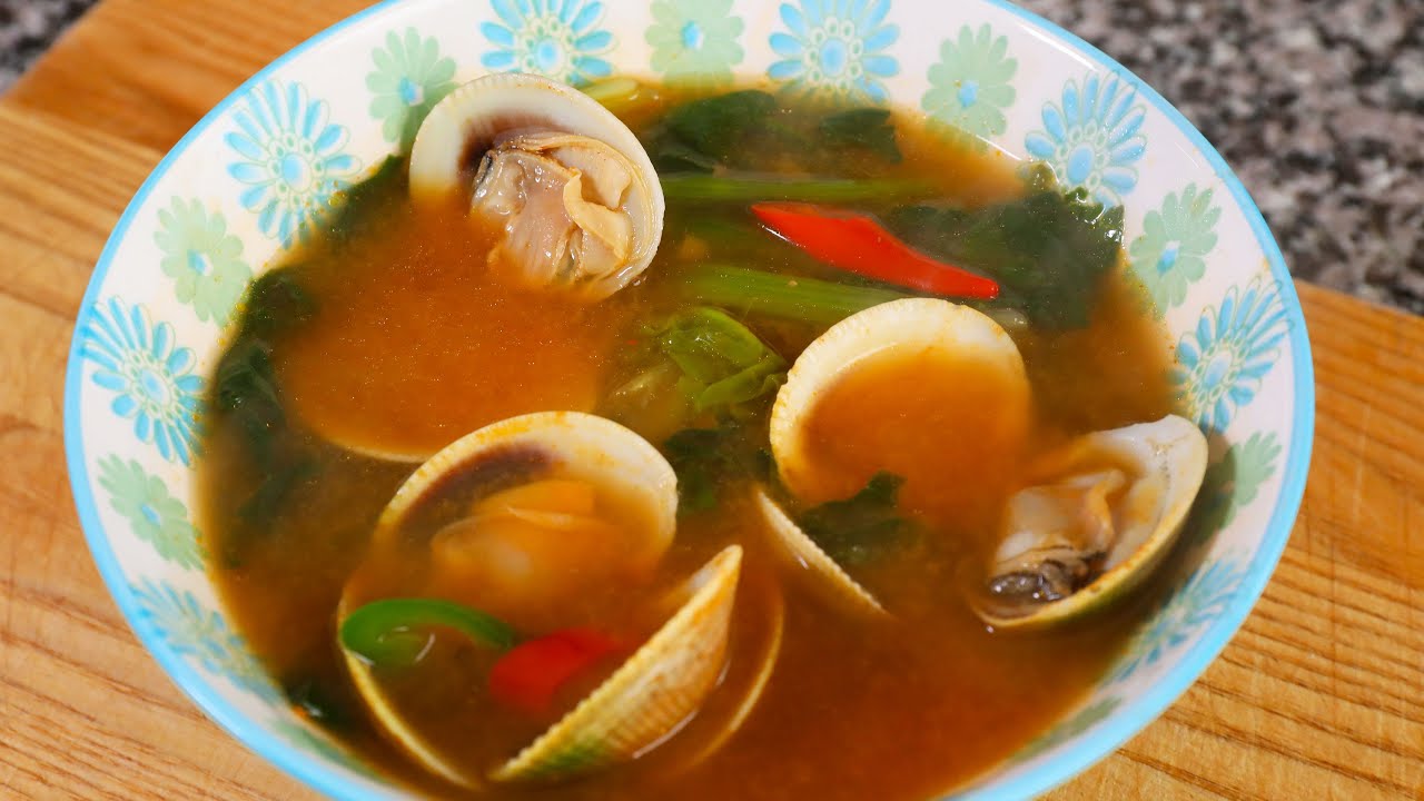 Soybean paste soup with Spinach and Clams (Sigeumchi-jogae doenjangguk:  )