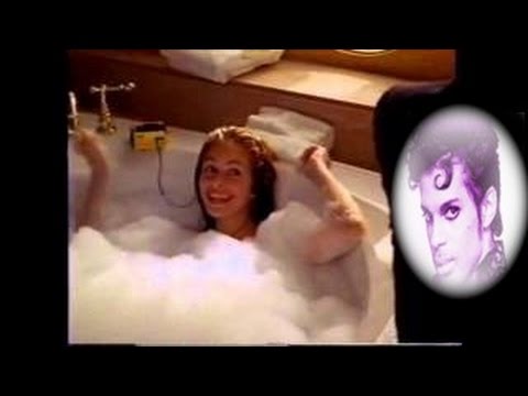 Pretty Woman - Julia Roberts Sings  Prince (Full Deleted Scene)