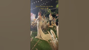 Màn tung hoa của cô dâu trong buổi tiệc cưới ngoài trời thật lãng mạn😍