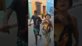 Kolombiya'da sokakda çılkgınlar gibi Rap söyleyen cocuklar Resimi