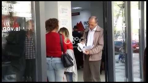 Ora News - Pensionistët, deklarim në bankë që e tërheqin vetë pensionin
