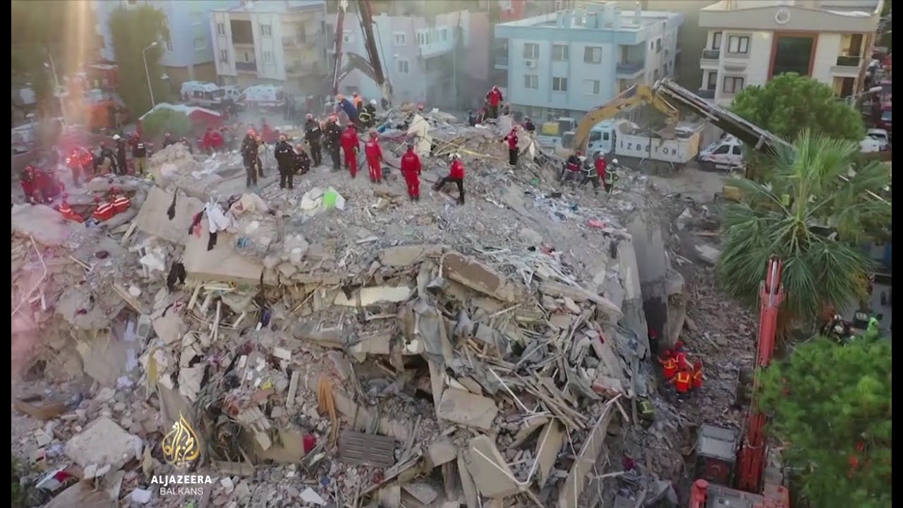 فرق الإنقاذ تبحث عن ناجين في إزمير