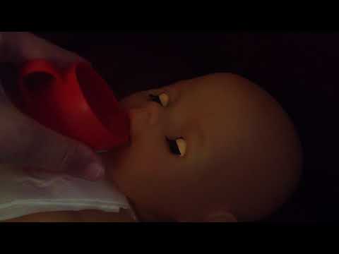 კესანე აჭმევს თავის თოჯინას ანასტასიას საჭმელს