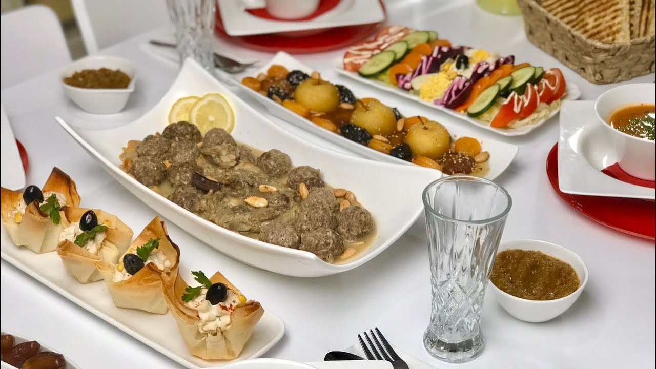 طاولة ضيوف راقية ..مثوم عاصمي..مملحات بموس الدجاج بوصفة اقتصادية و بنينة ..طجين لحلو بالتفاح 🌙🌙