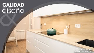 Cocina Blanca con Detalles en Madera  Diseñada en Paralelo