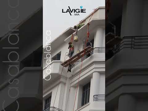 الدار البيضاء اليوم صباغ يغامر بحياته من أجل لقمة العيش شوفو المكان لي طالع ليه