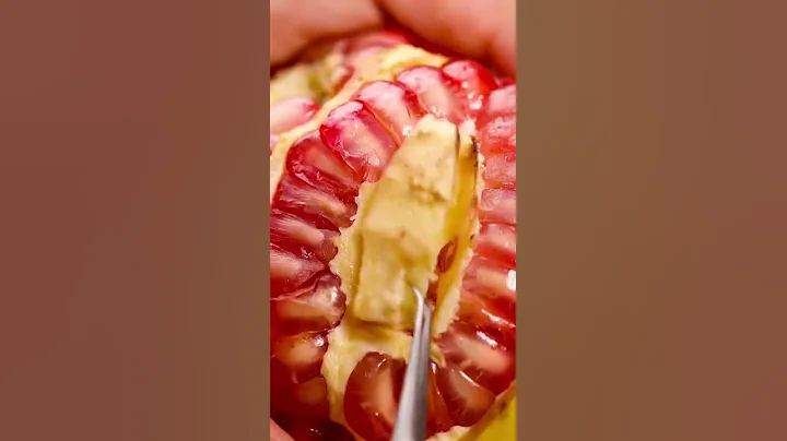The cleanest way to de-seed a pomegranate 🌱 #trick #tip #hack #pomegranate  #bentonoods #fyp
