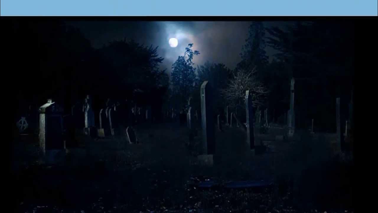 Заблудились на кладбище. Заблудились на кладбище. Фотосессия на кладбище. Мрачное кладбище. Женщина плачет на кладбище.