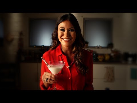 candy-cane-cocktail-recipe,-holiday-drink-ideas,-yum-how-to