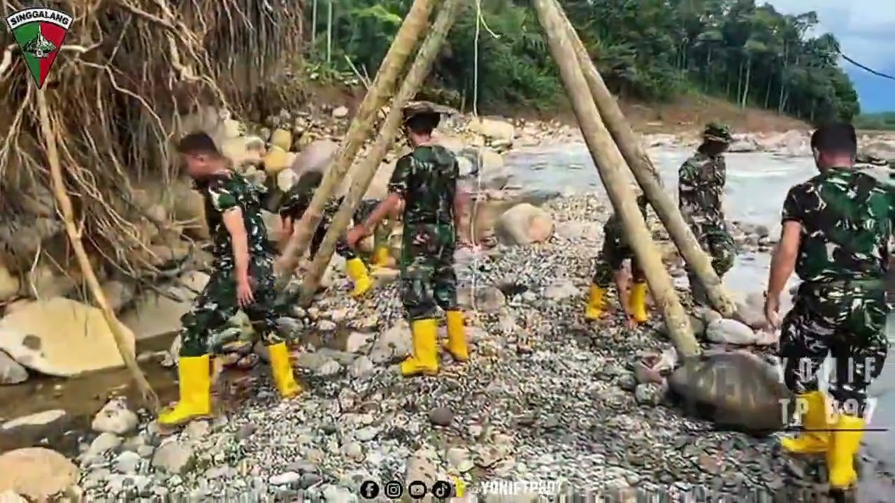 Sinergi Prajurit Yonif TP 897/SGL, Kodim 0304/Agam, dan Warga Bangun Jembatan Darurat di Salareh Aia