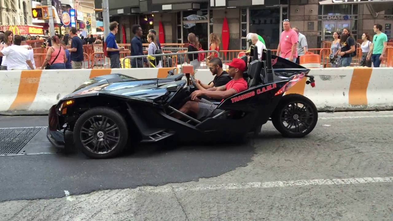 POLARIS SLINGSHOT CRUISING BY ON 7TH AVENUE IN THE TIMES SQUARE AREA OF