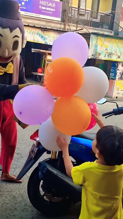 BELI BALON SAMA BADUT 😄 #shorts #short #badut #balon #balonku #balloon #balloons #seru #fun #lucu