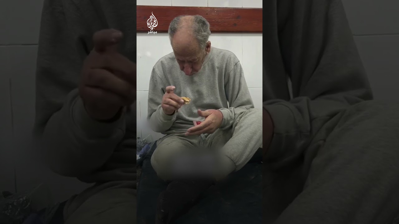تعرض للتعذيب والتجويع.. مسن فلسطيني أفرج الاحتلال عنه جنوبي قطاع غزة يمسك الطعام بأيدٍ مرتجفة