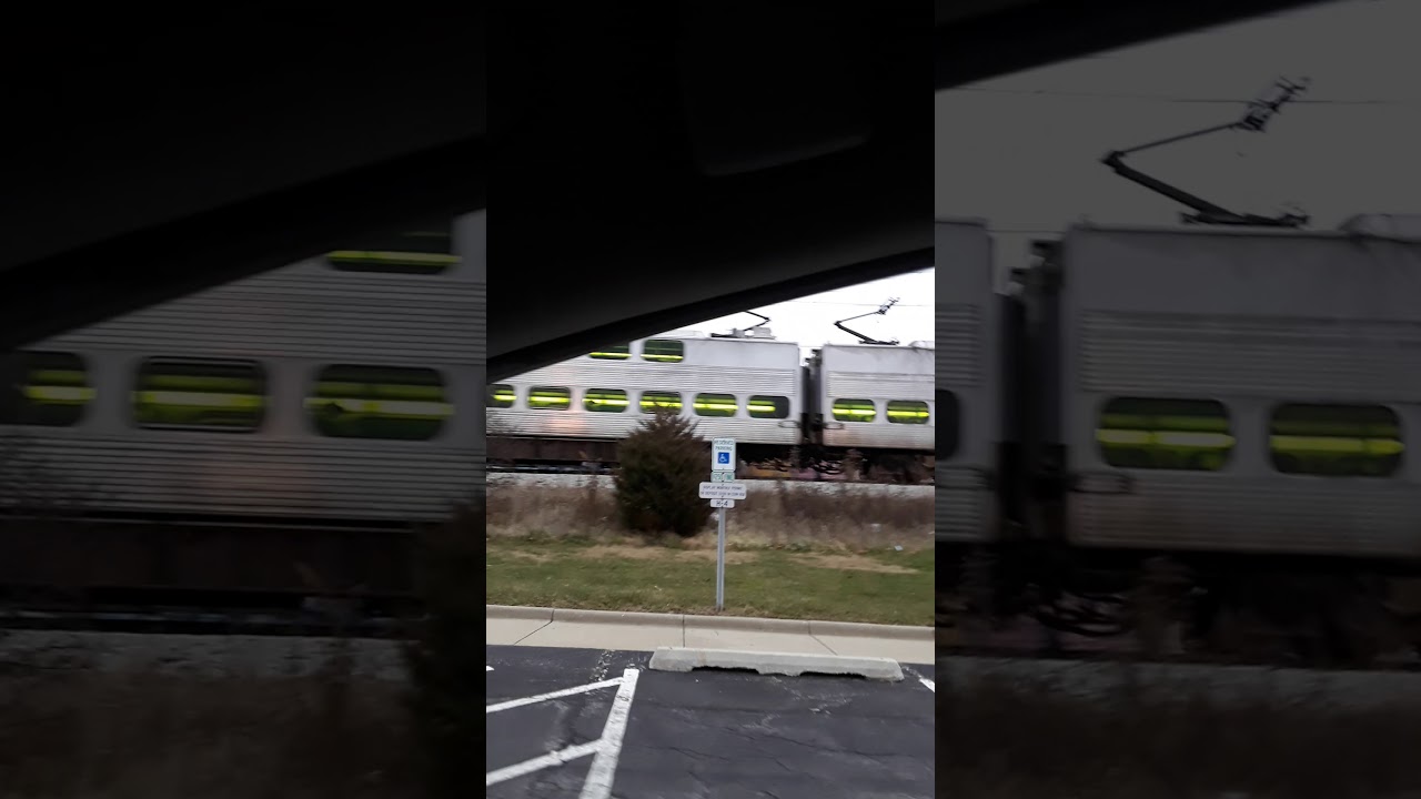 Perfect timing to see an OutBound Electric Metra at Calumet Station in Homewood...