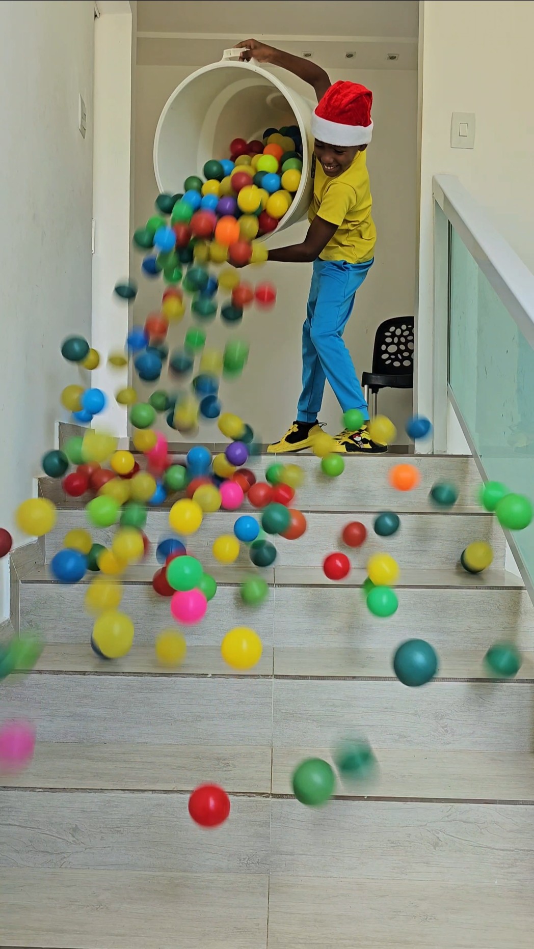 Não jogue as Bolas na Escada ???? #funny