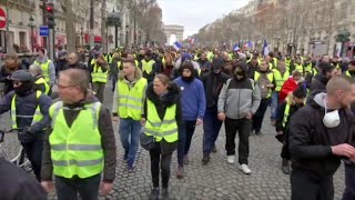 La manifestation des gilets jaunes descend tranquillement les Champs-Élysées