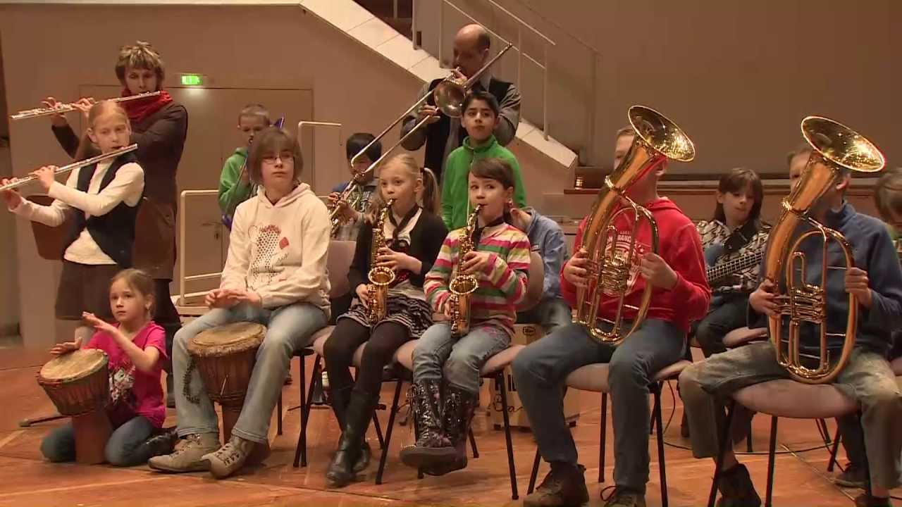 The Blue Wuhle Kids Band visit Sarah Willis in the Berlin Philharmonie