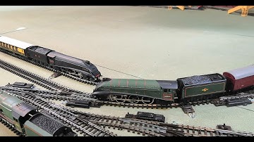 Running Two Wrenn A4 Locomotives On The Tri-ang Super 4 Mainlines. W2211 Mallard And W2213 Peregrine