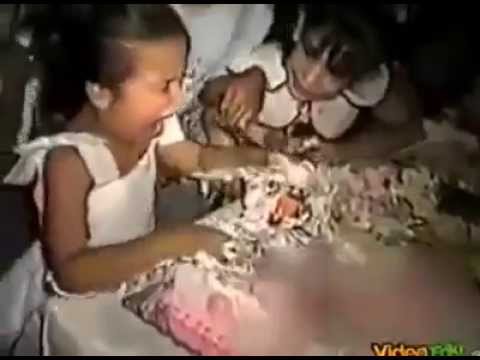 Menina de 8 anos faz barraco na hora de cortar bolo de aniversário e  viraliza nas redes sociais - Viva a Vida - R7 Viva a Vida