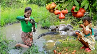 Mother catch fish & chicken in flood forest for food- Grilled chicken with fish for lunch +4food