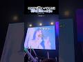 ステージの演出に驚く韓国歌手