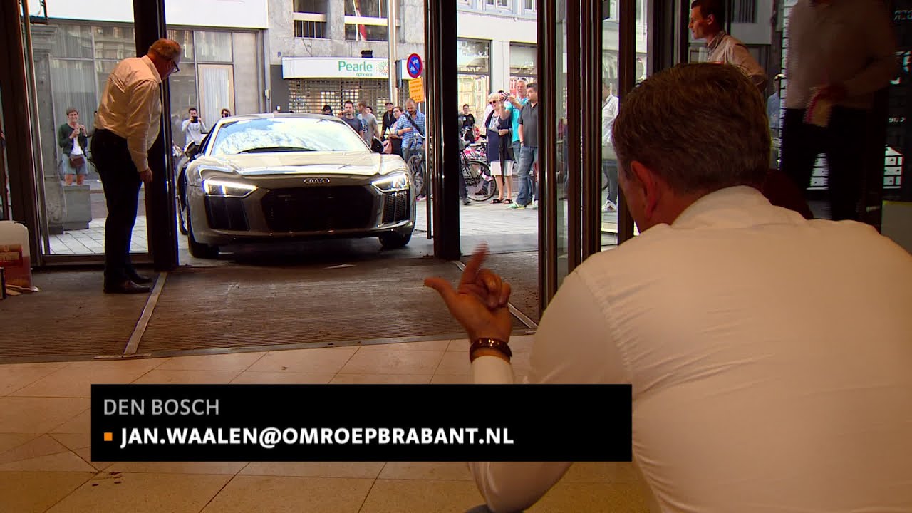 Voormalige V&D in  Den Bosch is nu een autoshowroom