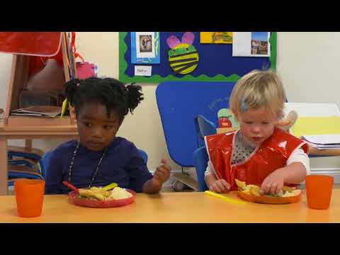 Video: První školka umístěná uvnitř domova péče se otevírá ve Velké Británii