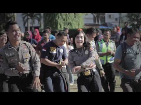 FLASH MOB POLISI & MASYARAKAT - POLISI SAHABAT MASYARAKAT - POLRES CIREBON