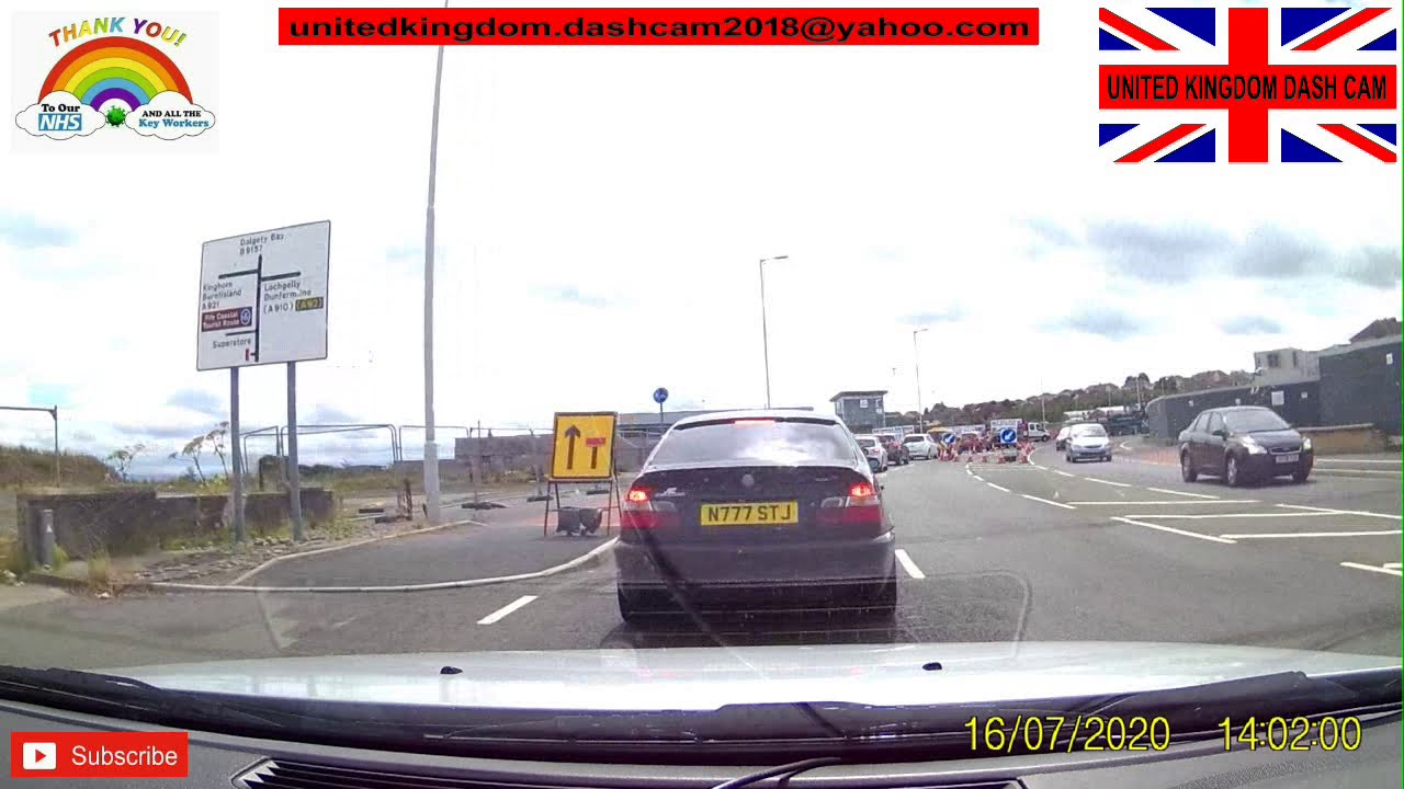 VW DRIVER JUMPS QUEUE - YouTube