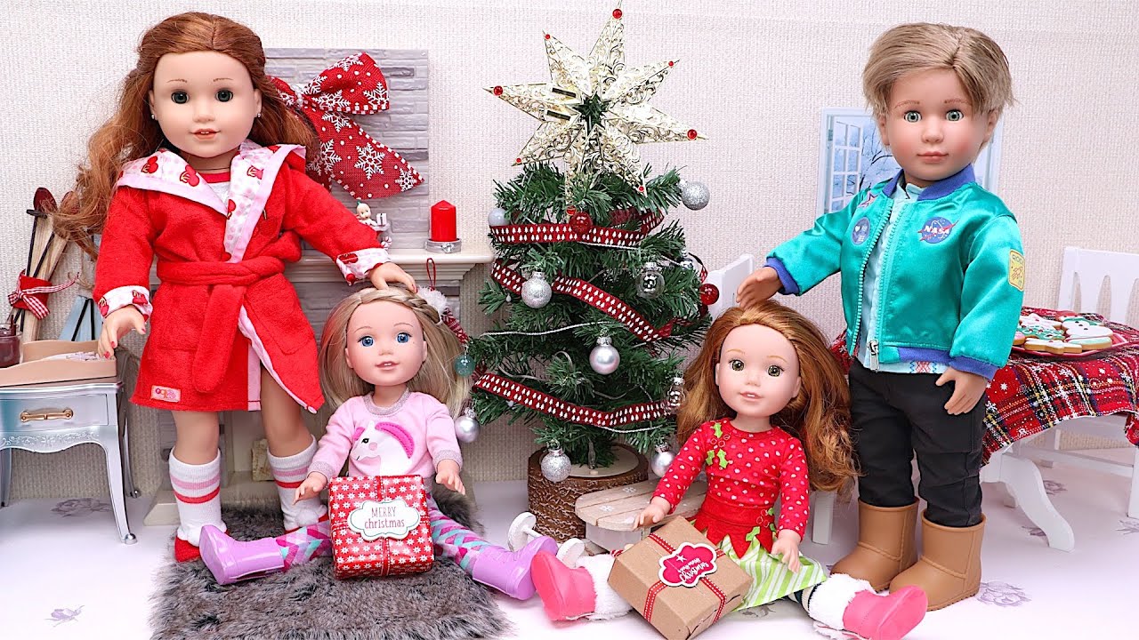 Dolls family open suprise christmas presents in dollhouse 