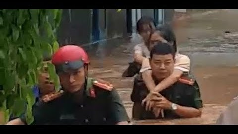 Công An, Bộ Đội Cõng Dân Trong Nước Lụt Ở Đắk Lắk