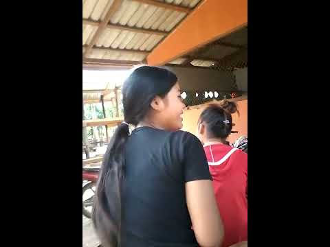 ผู้สาวลาวกินเหล้าขาว