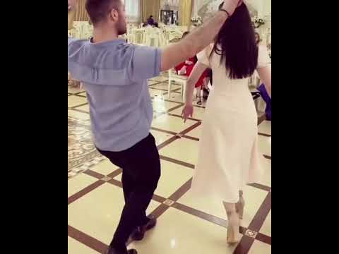 Девушка Танцует И
