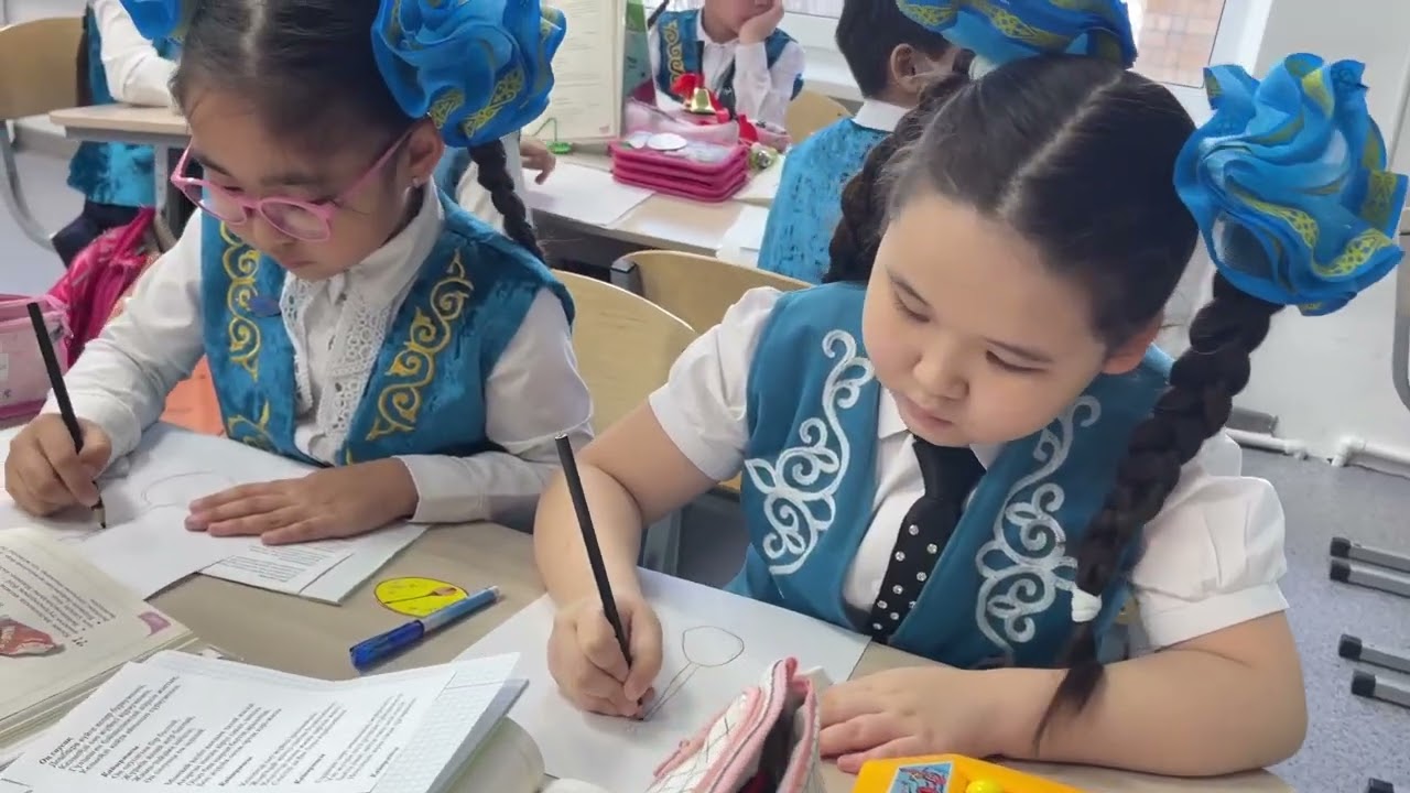 Есенбаева Аяжан Сержанқызы музыка пәнінің мұғалімі, педагог-модератор 