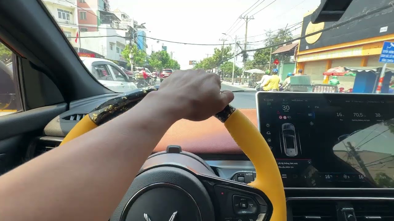 Thử đi tuột 1% pin xe VF8 lúc kẹt xe được bao nhiêu phút