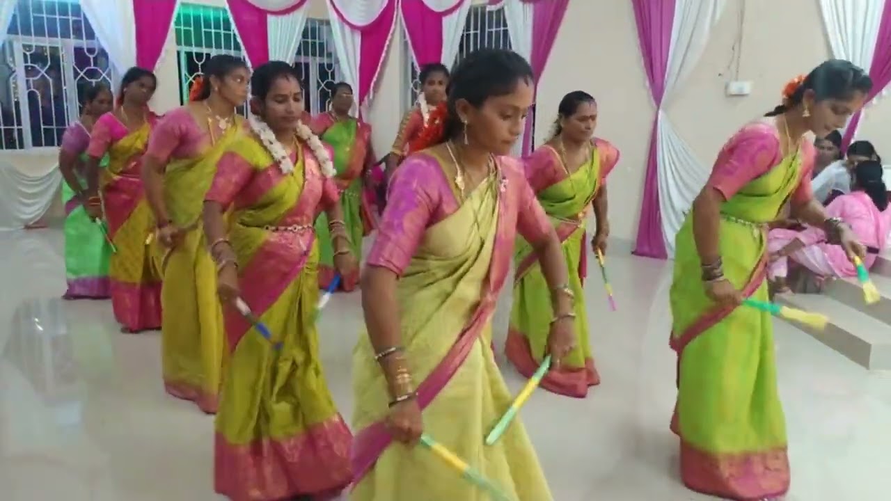 Attarintiki Pothunnavamma Lachuvamma Kolatam Song
