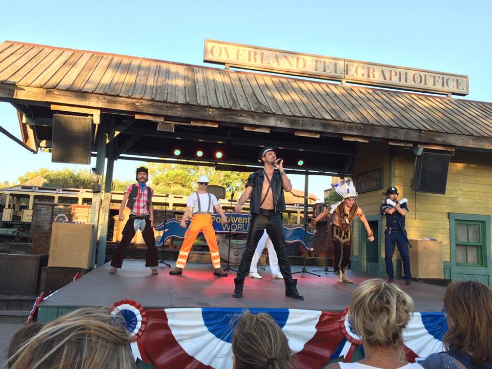 QUE NO PARE LA FIESTA con los Village People en las Noches Blancas de PortAventura