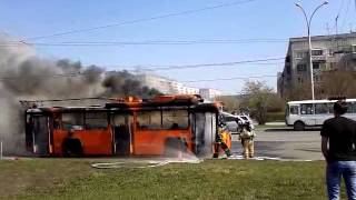 видео: Троллейбус горит на бульваре Строителей 02.05.2014г. картинка: Троллейбус горит на бульваре Строителей 02.05.2014г.