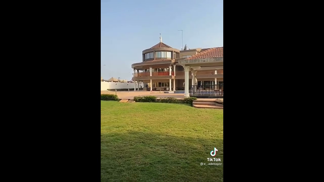 D&eacute;couvrez la nouvelle maison de ADEBAYOR SUPER