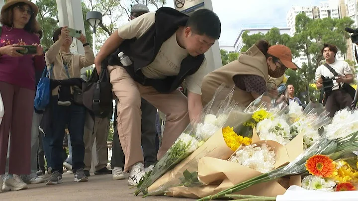 Hongkongers lay flowers for victims of deadly fire | AFP